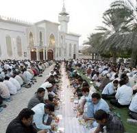 Jemand, der einen Fastenden beim Fastenbrechen speist