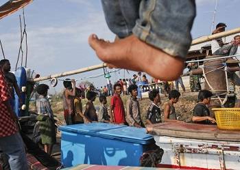 Kids on their own among migrants who arrived in Indonesia