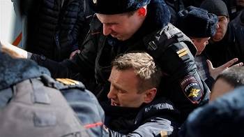 Kremlin critic detained as thousands defy protest bans