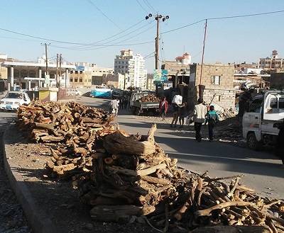 Yemenis resort to burning firewood and rubbish to cook food