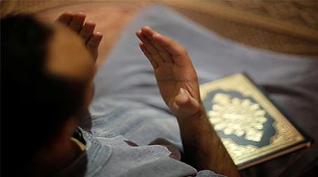 اللَّهُمَّ إنِّي أعوذ بعِزَّتِك.. أَنْتَ الحَيُّ الذي لا يموت