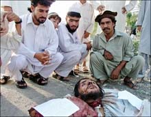 Bomber kills Pakistan soldiers 