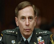 Petraeus urges Iraq pull-out pause   