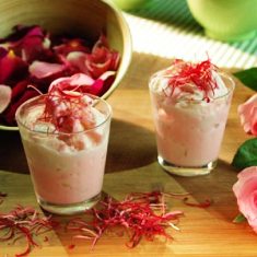 Bebida de yogur a la esencia de rosas 